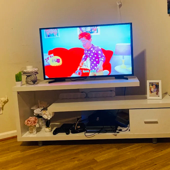 【Furniture】Beesley TV Stand for TVs up to 70