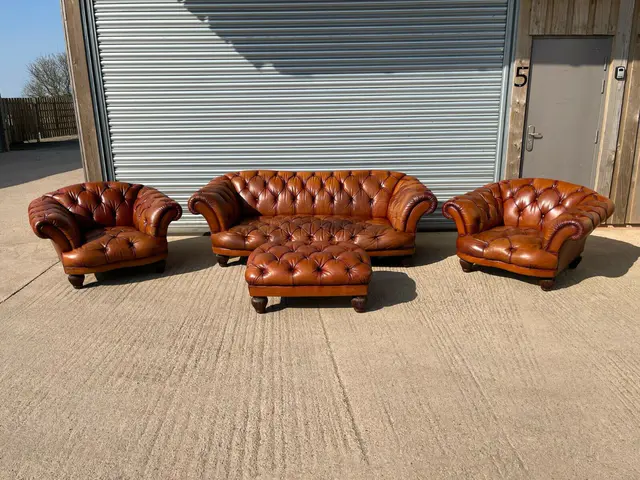 TETRAD OSKAR LEATHER SUITE INCLUDING GRAND SOFA, 2 ARMCHAIRS + FOOTSTOOL