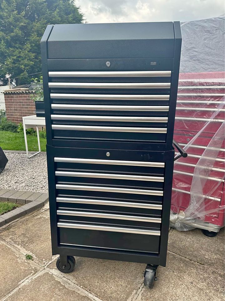 Halfords Advance cabinet Tool Box 12 drawer Slow Close Bottom brand new Top Used Good Condition￼.